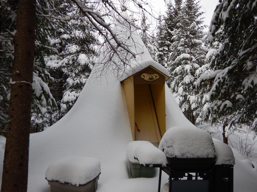 Aux Tipis De La Riviere Sauvage Villa Saint Romain Kültér fotó